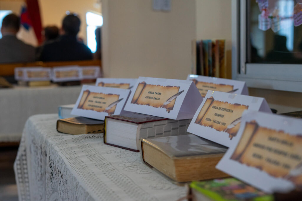 Exposición de Biblias durante el Mes de la Biblia en Iglesia MEN Domeyko
