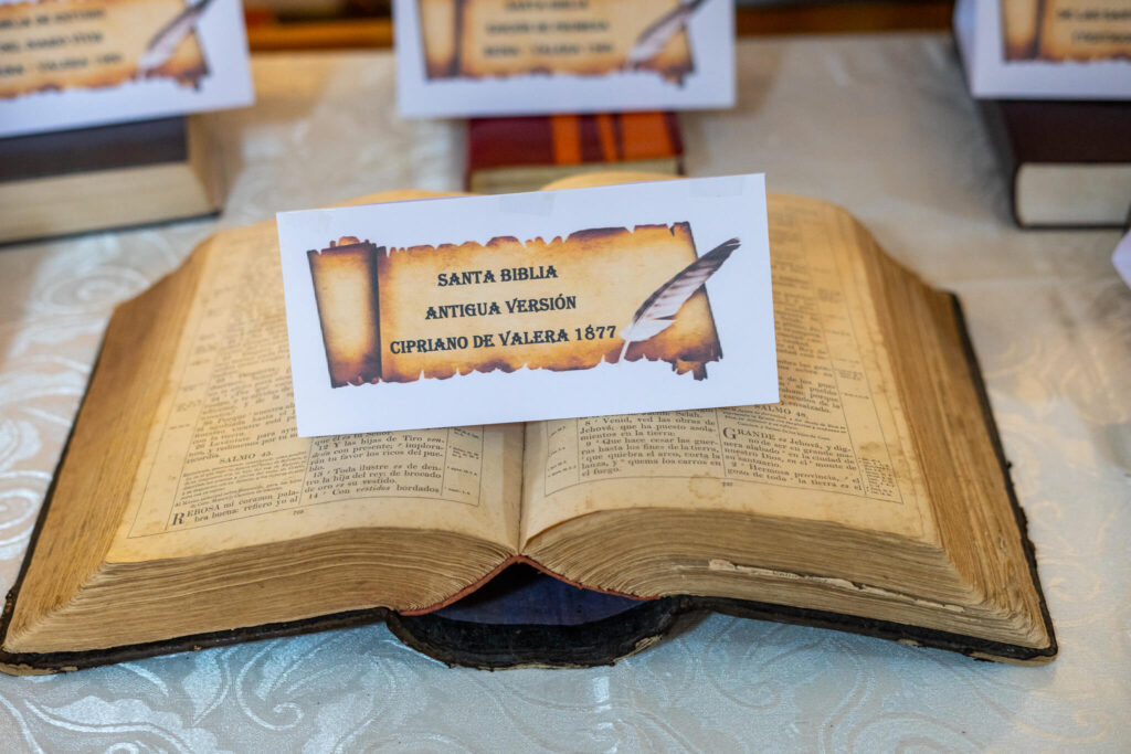 Exposición de Biblias durante el Mes de la Biblia en Iglesia MEN Domeyko