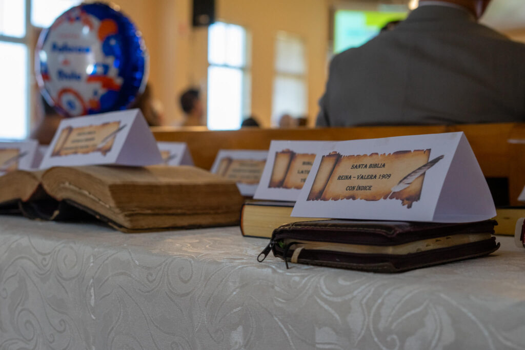 Exposición de Biblias durante el Mes de la Biblia en Iglesia MEN Domeyko
