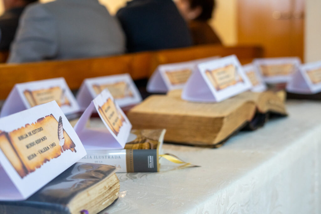 Exposición de Biblias durante el Mes de la Biblia en Iglesia MEN Domeyko