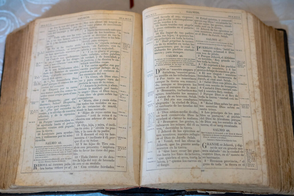 Exposición de Biblias durante el Mes de la Biblia en Iglesia MEN Domeyko